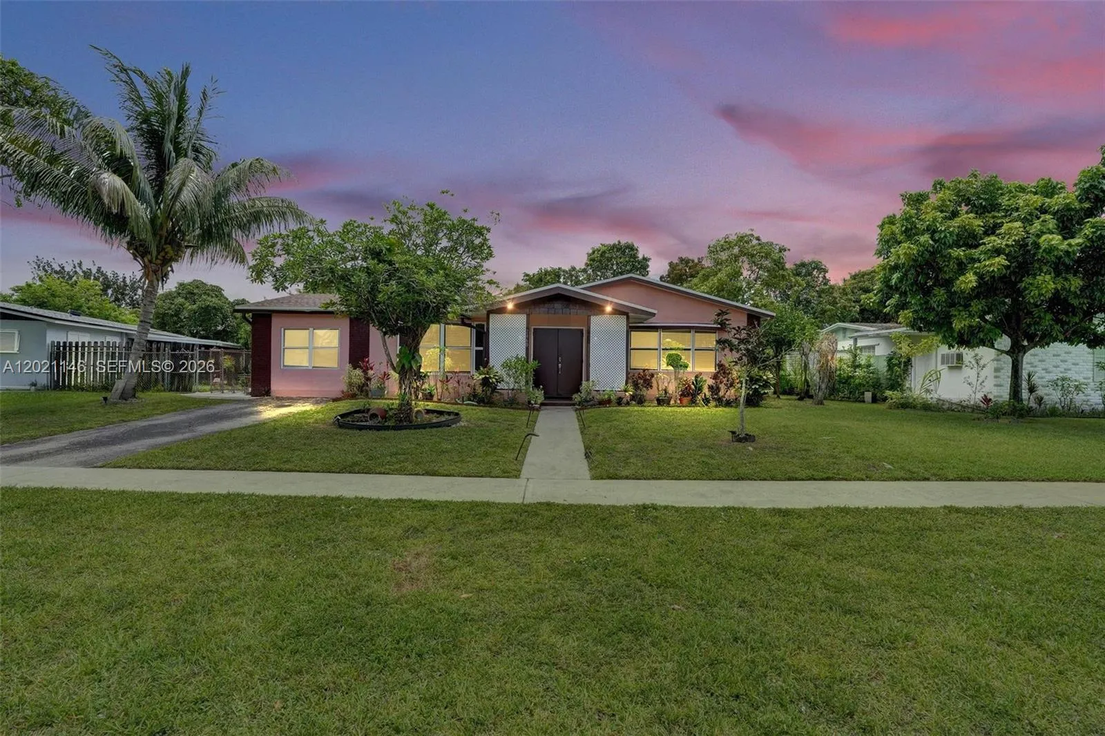 Foto de propiedad en 2460 NW 63rd Terrace, Sunrise, FL 33313 Sunrise con MLS# 
