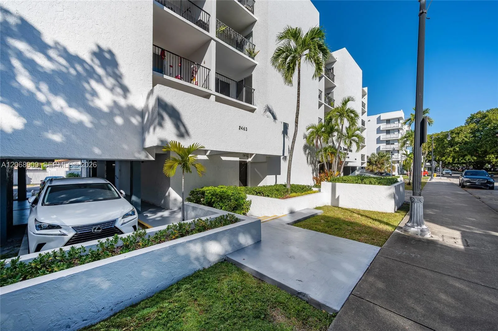 Foto de propiedad en 2463 Coral Way 27, Miami, FL 33145 Miami con MLS# 