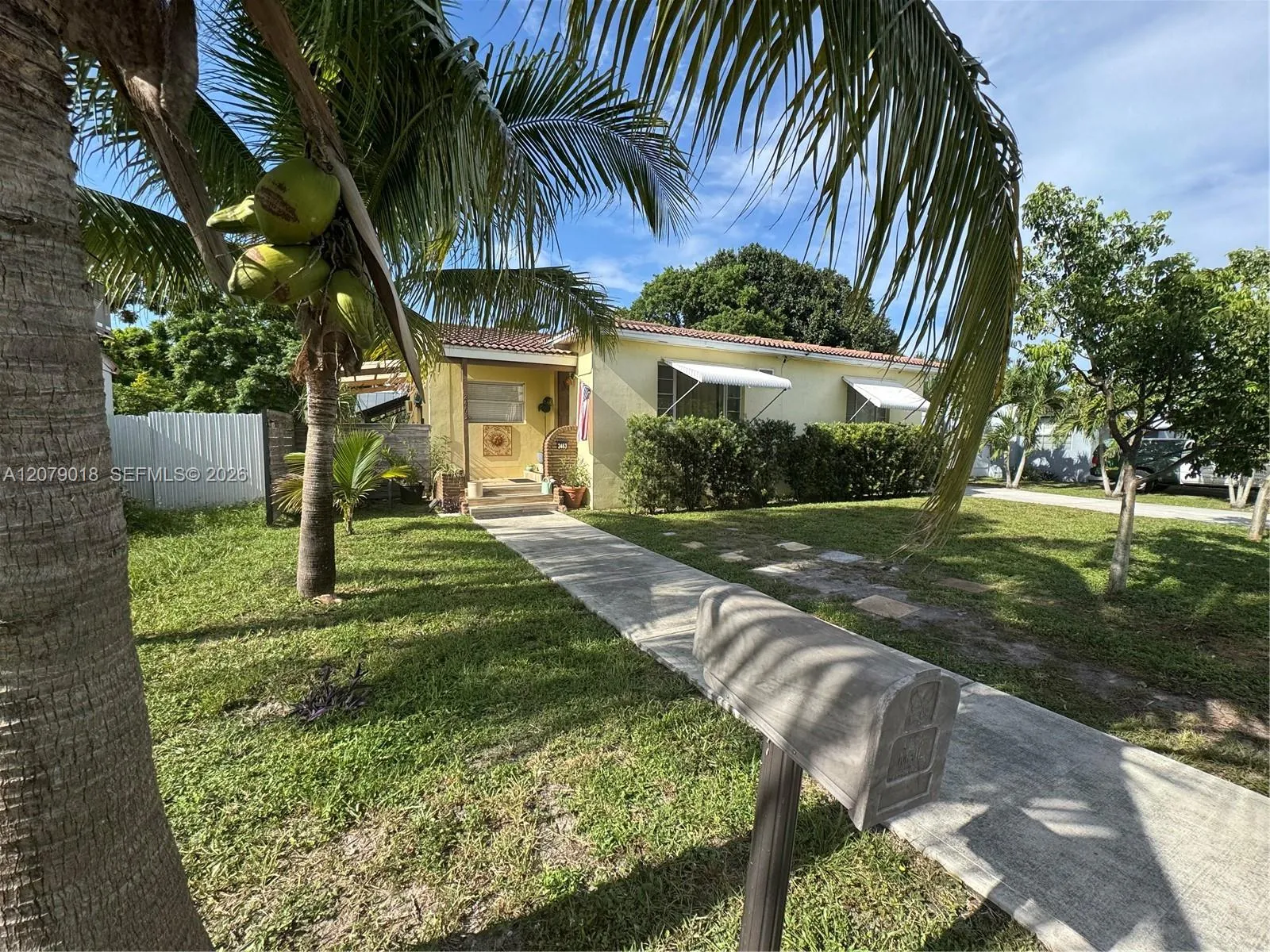 Foto de propiedad en 2463 Dewey Street, Hollywood, FL 33020 Hollywood con MLS# 