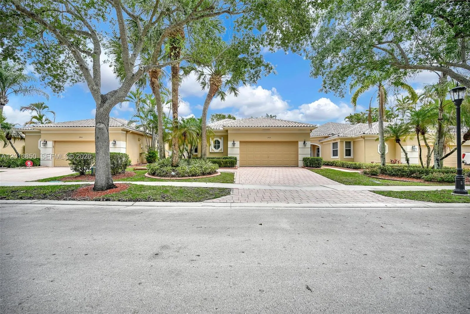 Foto de propiedad en 2468 Bay Isle Court, Weston, FL 33327 Weston con MLS# 