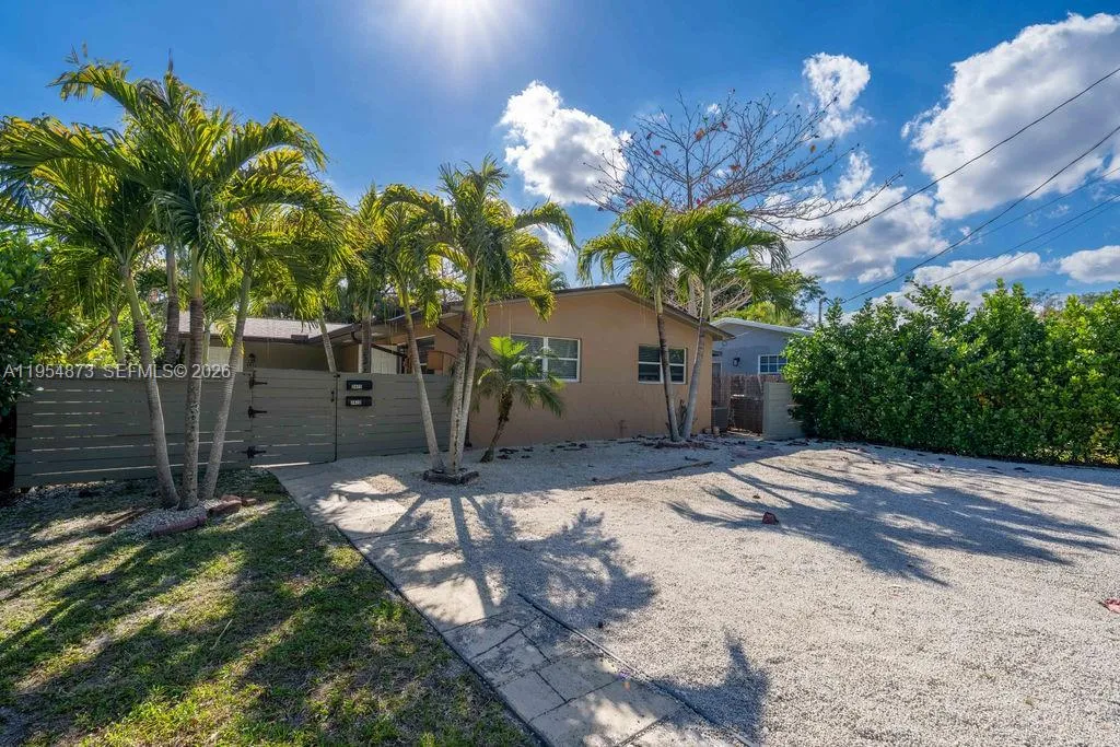 Foto de propiedad en 2470-2472 NE 182nd Terrace, North Miami Beach, FL 33160 North Miami Beach con MLS# 