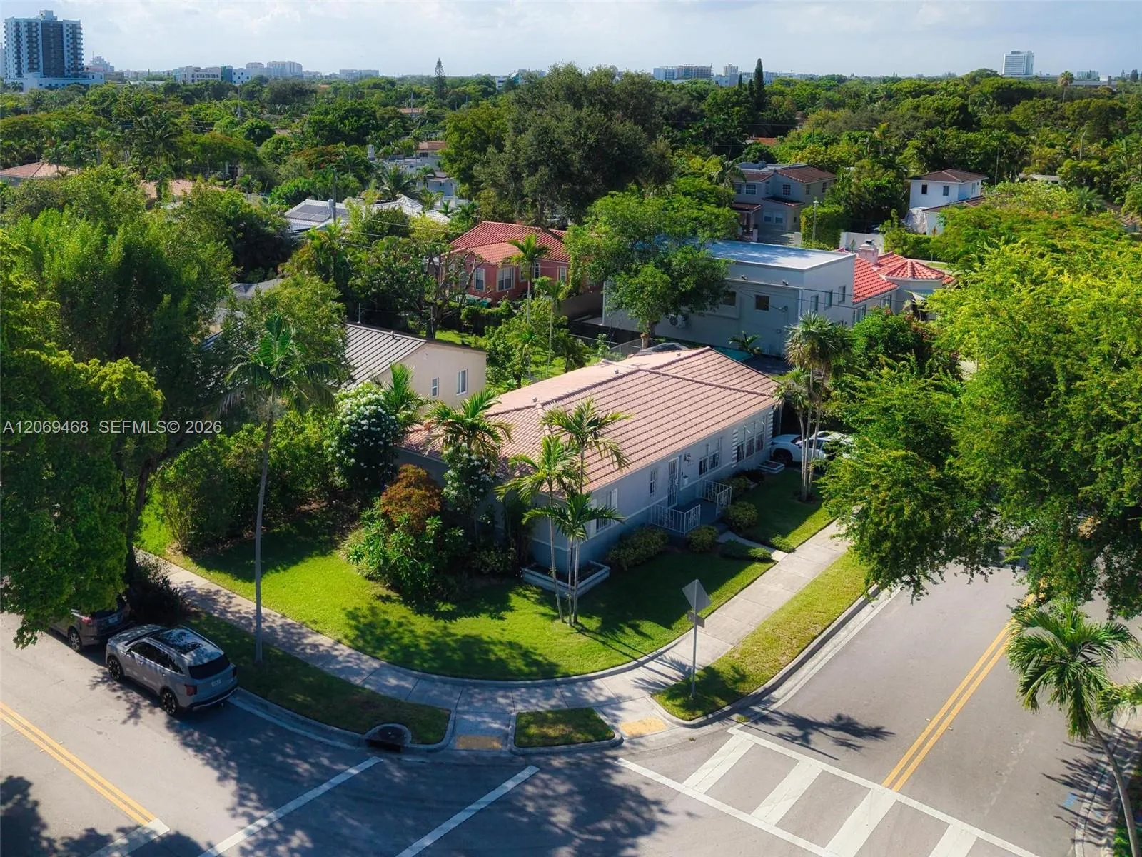 Foto de propiedad en 2470 SW 23rd Avenue, Miami, FL 33145 Miami con MLS# 