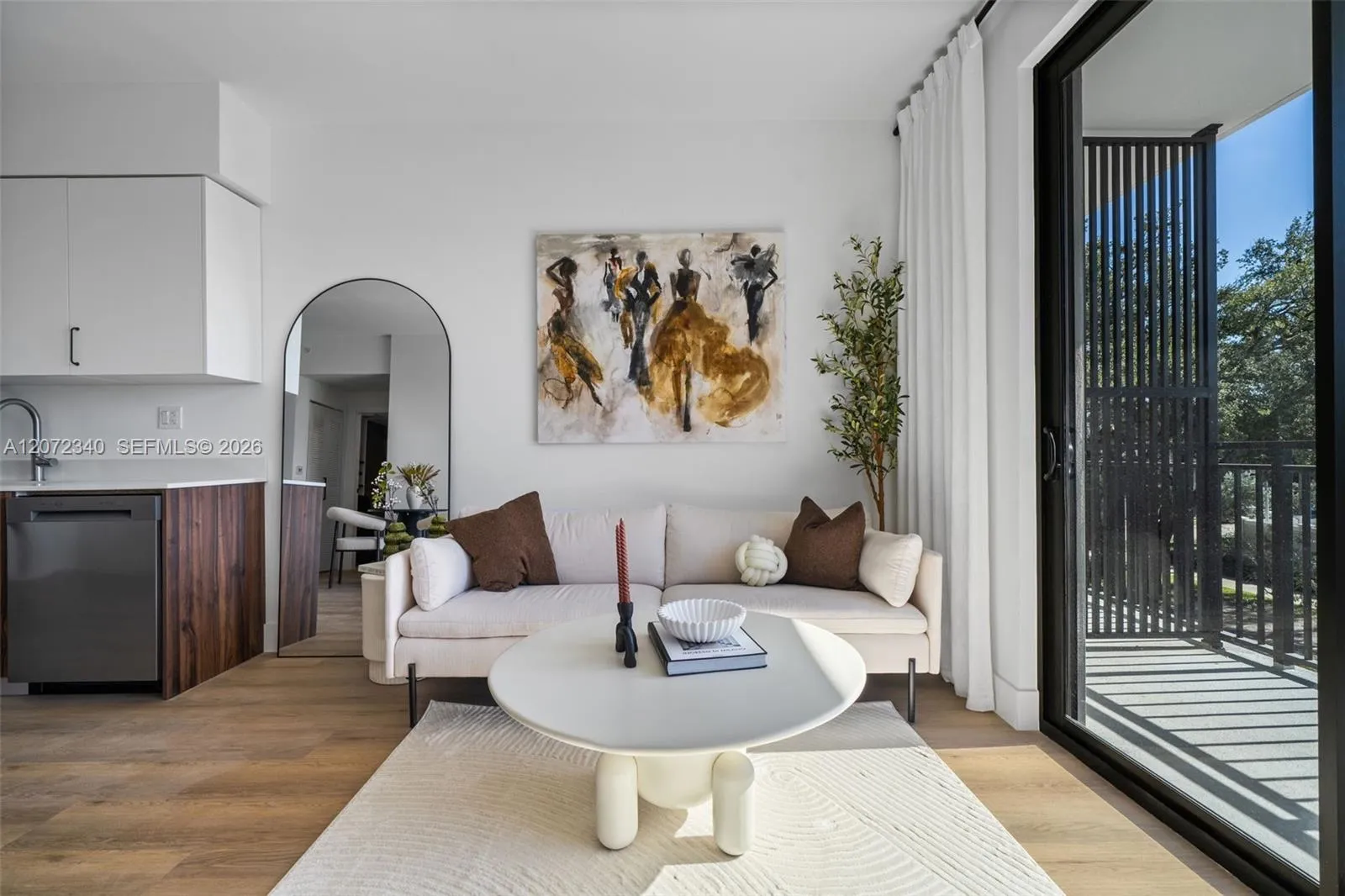 Foto de propiedad en 2479 NE 192nd Street 307, Miami, FL 33180 Miami con MLS# 