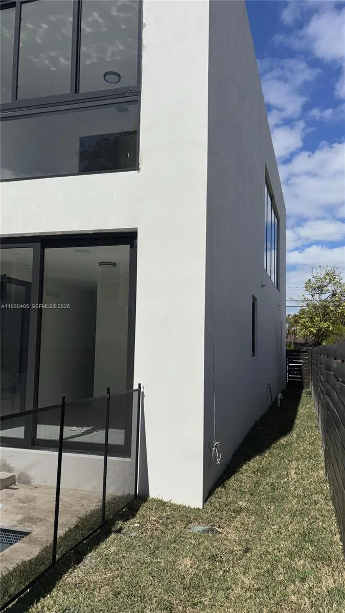 Foto de propiedad en 2484 SW 18th Street, Miami, FL 33145 Miami con MLS# 