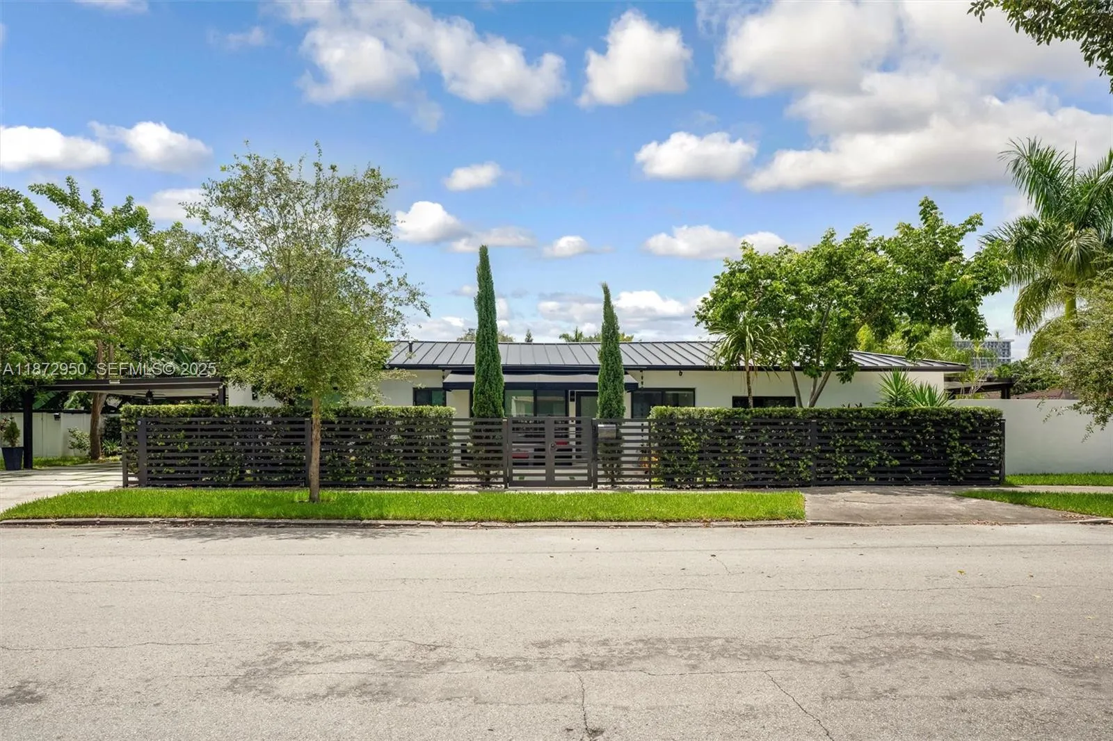 Foto de propiedad en 2484 SW 25th Street, Miami, FL 33133 Miami con MLS# 