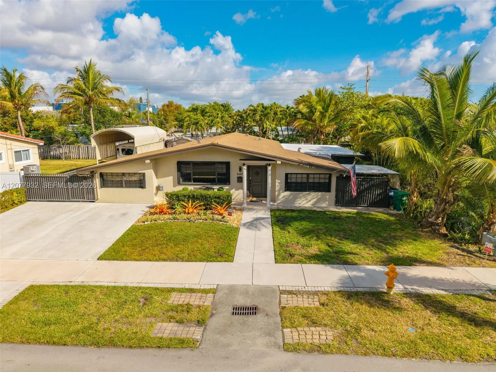 Foto de propiedad en 2485 NE 214th Street, Miami, FL 33180 Miami con MLS# 