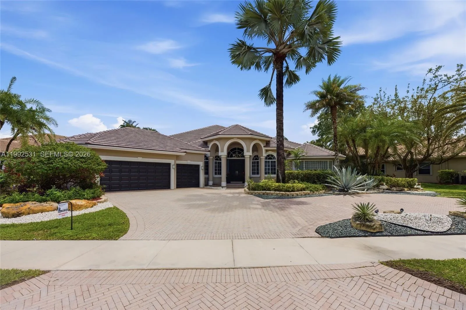 Foto de propiedad en 2488 Provence Circle, Weston, FL 33327 Weston con MLS# 