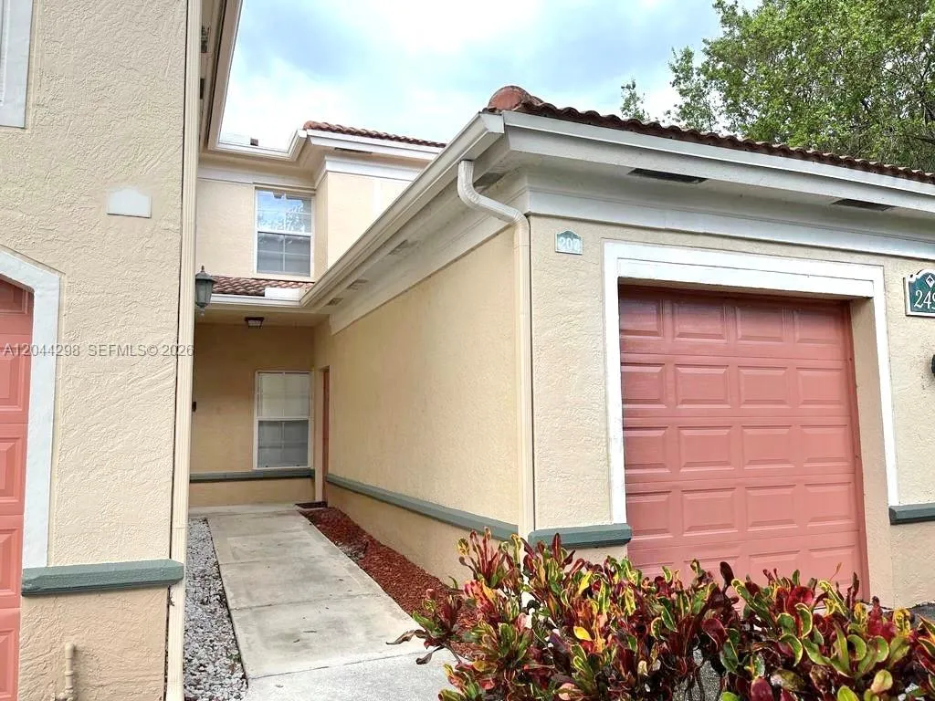 Foto de propiedad en 2490 Centergate Drive 207, Miramar, FL 33025 Miramar con MLS# 