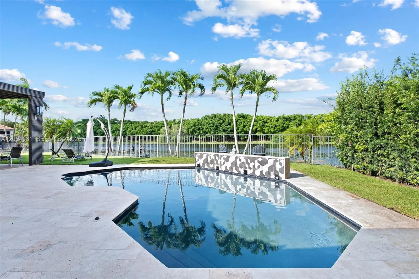 Foto de propiedad en 2498 Eagle Run Drive, Weston, FL 33327 Weston con MLS# 