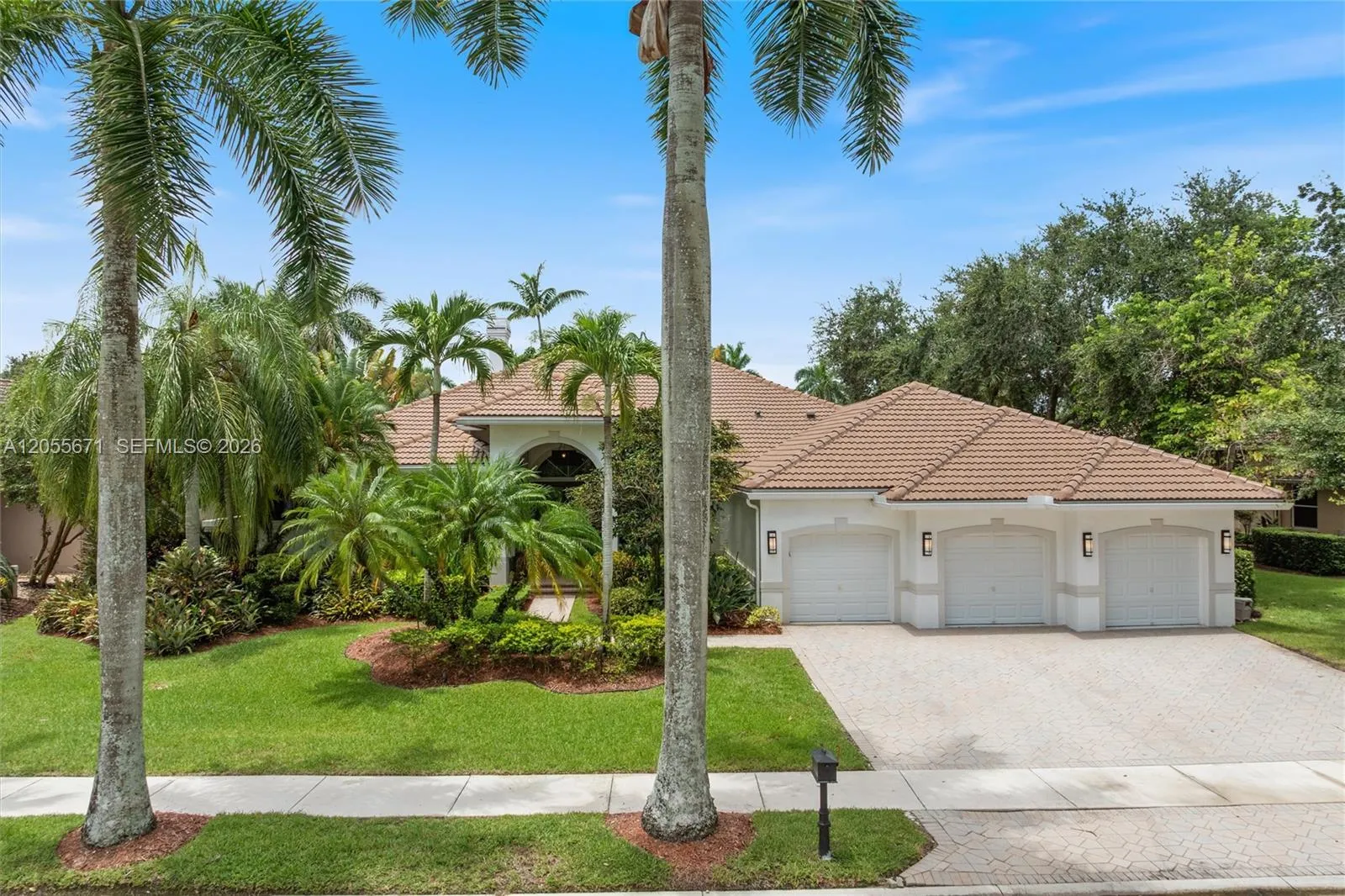 Foto de propiedad en 2499 Princeton Court, Weston, FL 33327 Weston con MLS# 