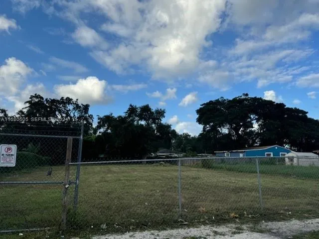 Foto de propiedad en 24xx NW 55 Street, Miami, FL 33142 Miami con MLS# 
