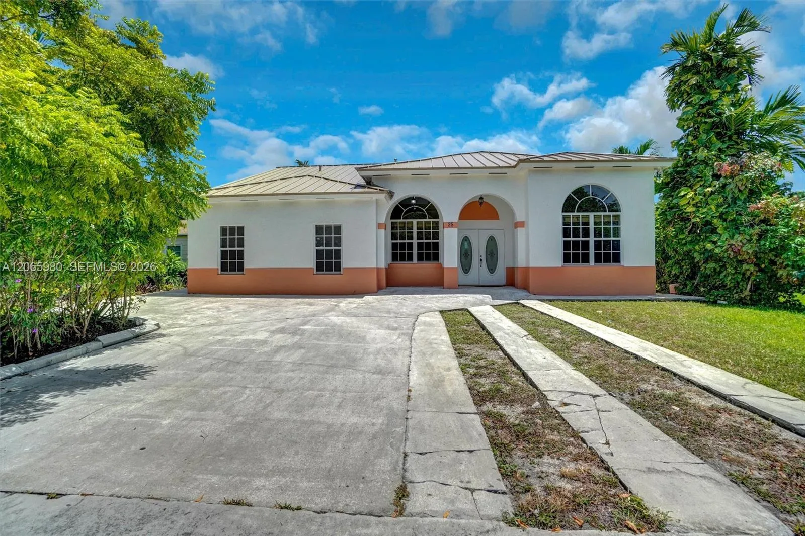 Foto de propiedad en 25 Ludlam Drive, Miami Springs, FL 33166 Miami Springs con MLS# 