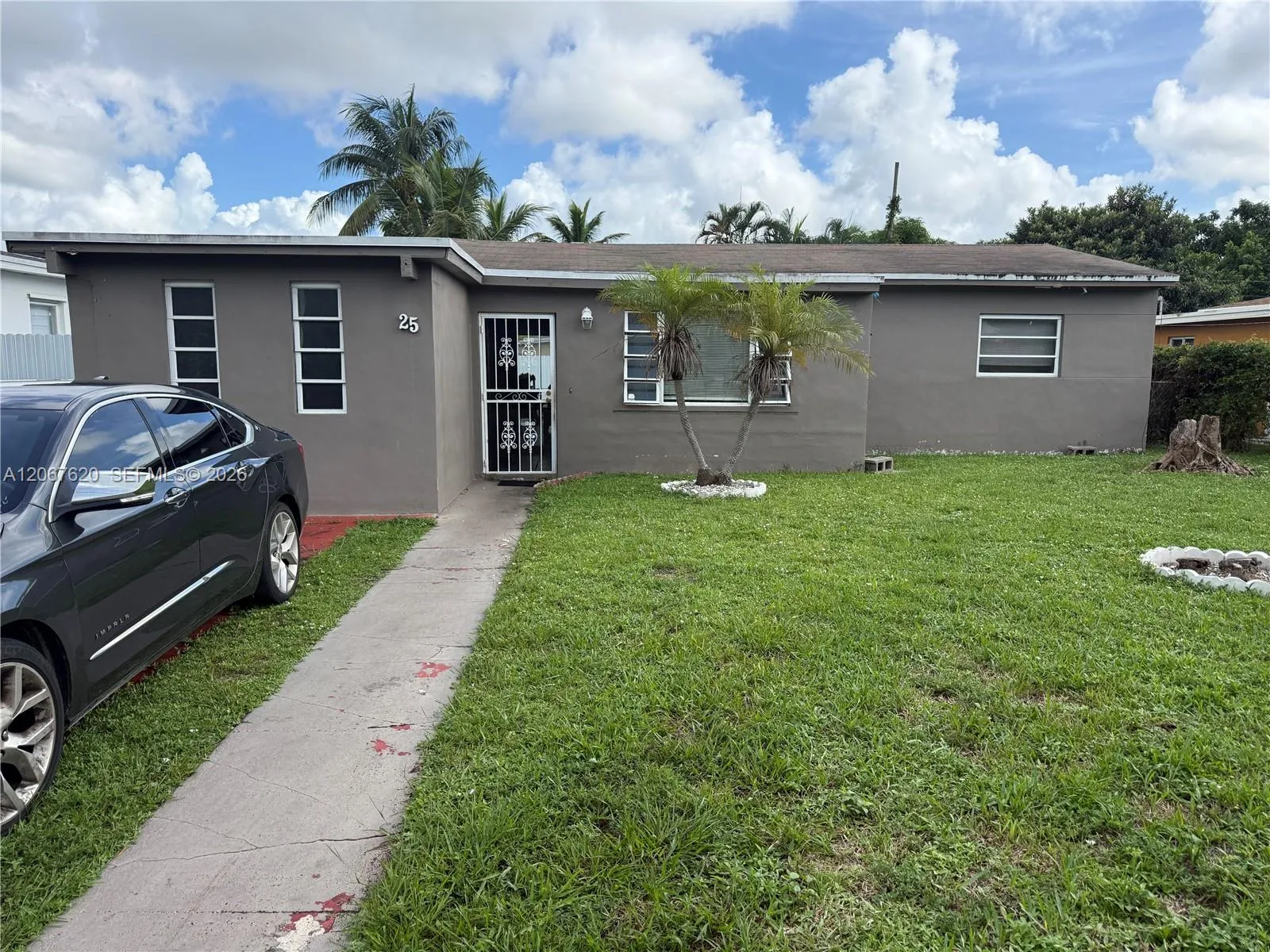 Foto de propiedad en 25 NE 169th Street, North Miami Beach, FL 33162 North Miami Beach con MLS# 