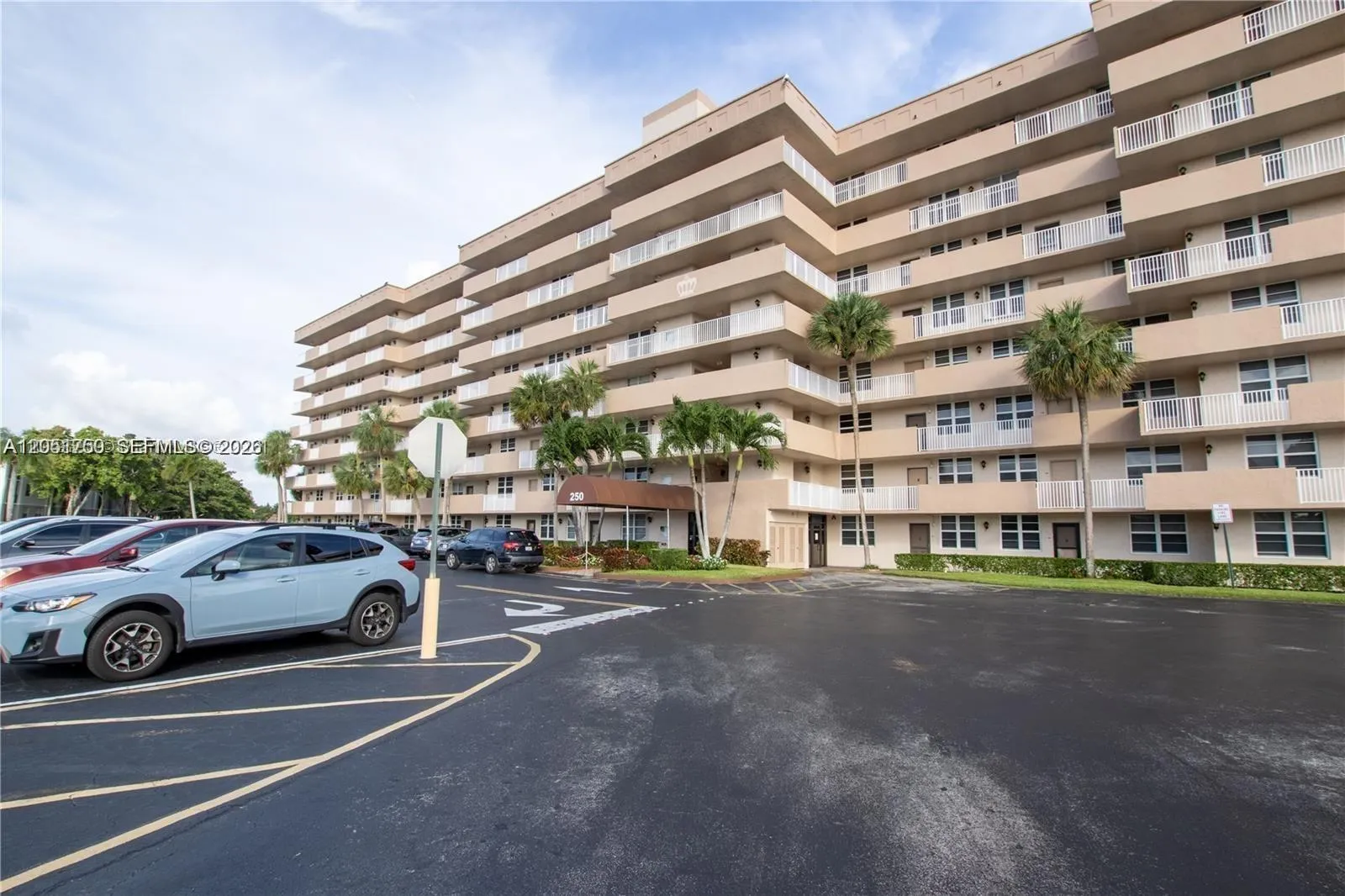 Foto de propiedad en 250 Jacaranda Drive 302, Plantation, FL 33324 Plantation con MLS# 