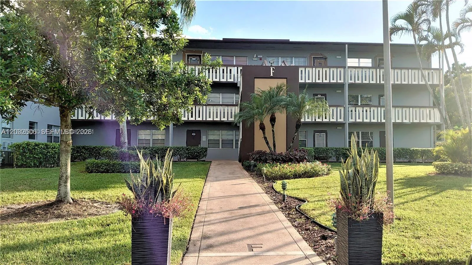 Foto de propiedad en 250 Suffolk F 250, Boca Raton, FL 33434 Boca Raton con MLS# 