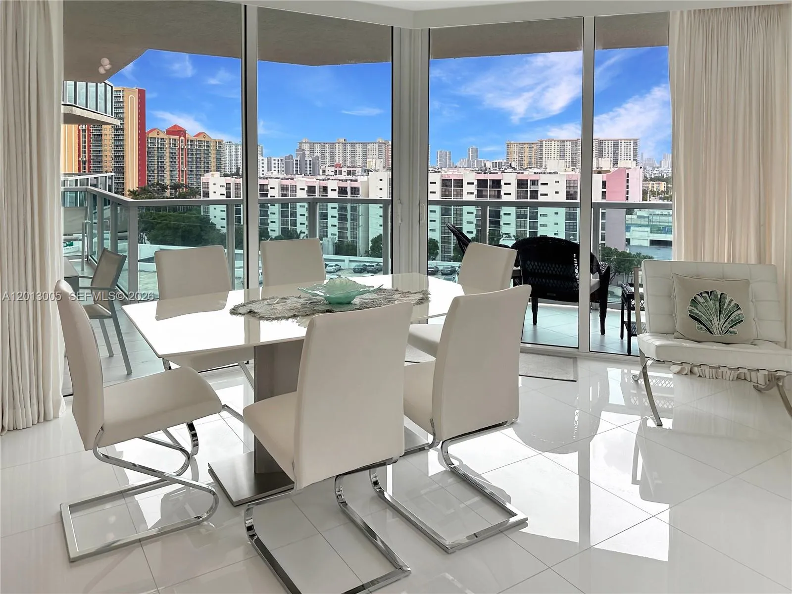 Foto de propiedad en 250 Sunny Isles Boulevard 3-1001, Sunny Isles Beach, FL 33160 Sunny Isles Beach con MLS# 