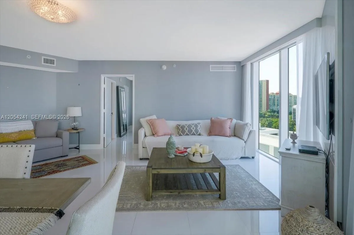 Foto de propiedad en 250 Sunny Isles Boulevard 3-902, Sunny Isles Beach, FL 33160 Sunny Isles Beach con MLS# 