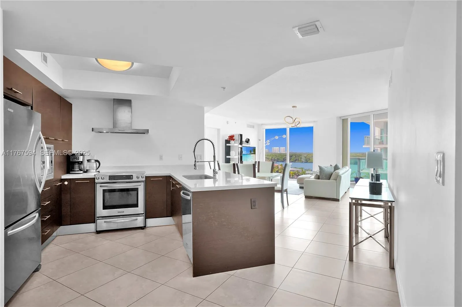 Foto de propiedad en 250 Sunny Isles Boulevard 3-904, Sunny Isles Beach, FL 33160 Sunny Isles Beach con MLS# 