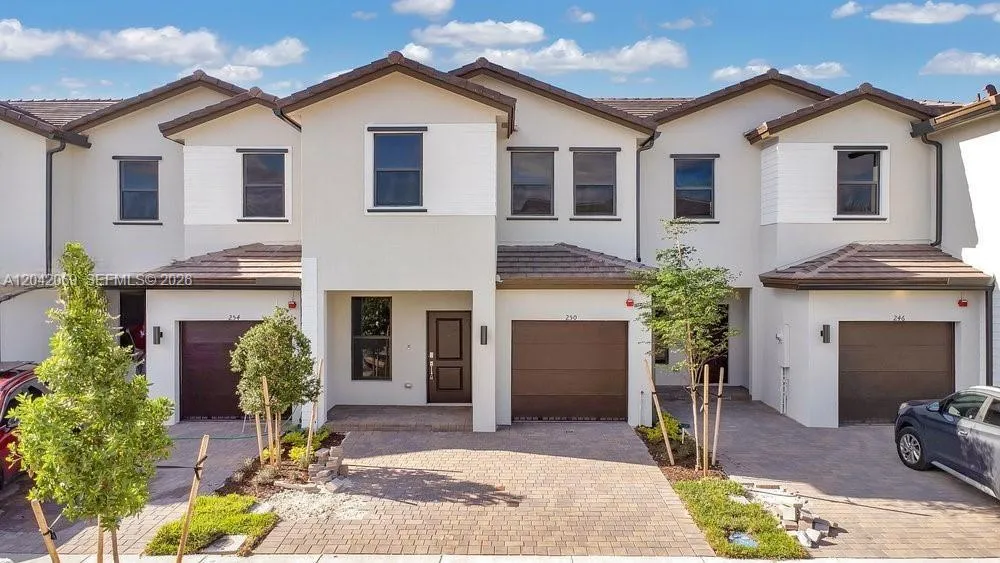 Foto de propiedad en 250 SW 159th Lane, Pembroke Pines, FL 33027 Pembroke Pines con MLS# 