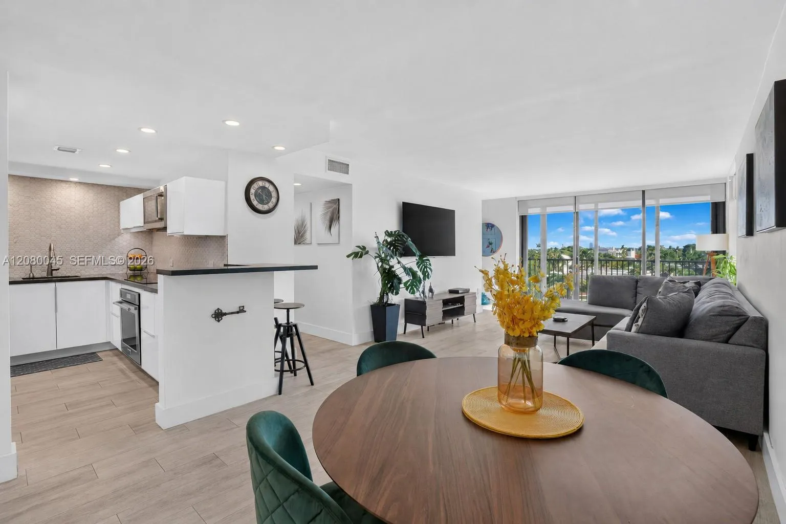 Foto de propiedad en 2500 NE 135th Street C311, North Miami, FL 33181 North Miami con MLS# 