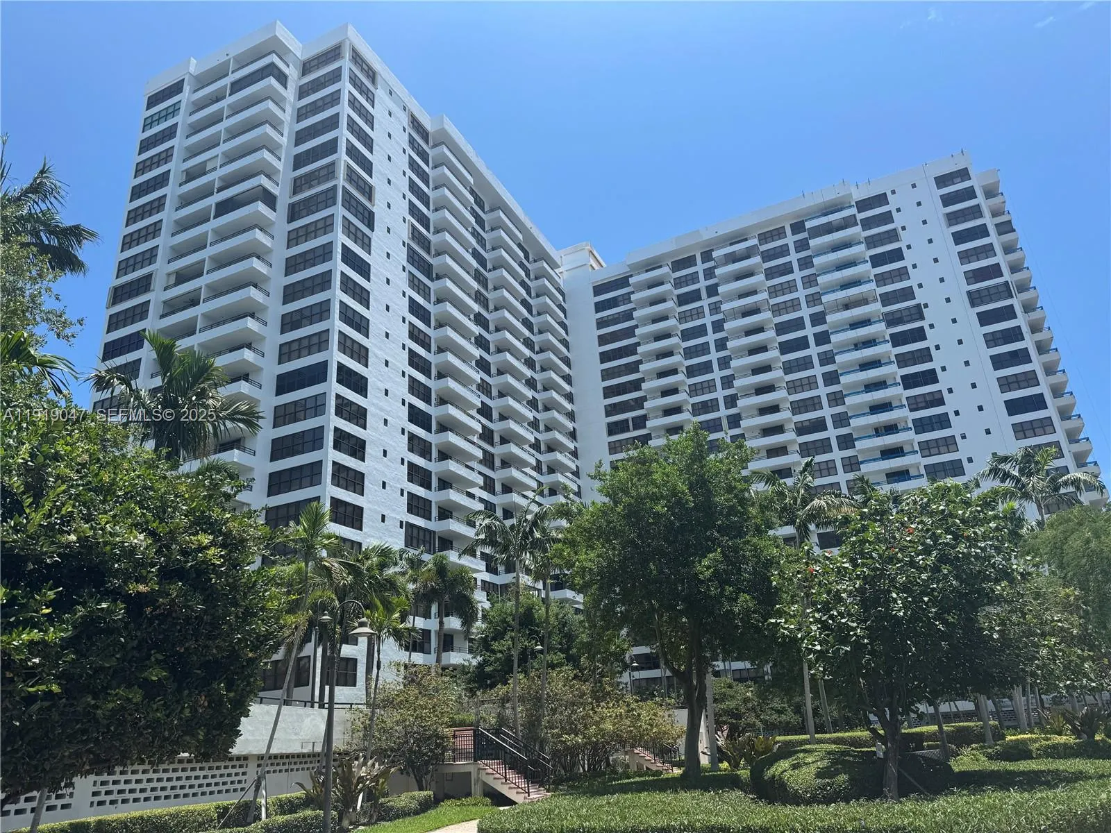 Foto de propiedad en 2500 Parkview Drive 1109, Hallandale Beach, FL 33009 Hallandale Beach con MLS# 