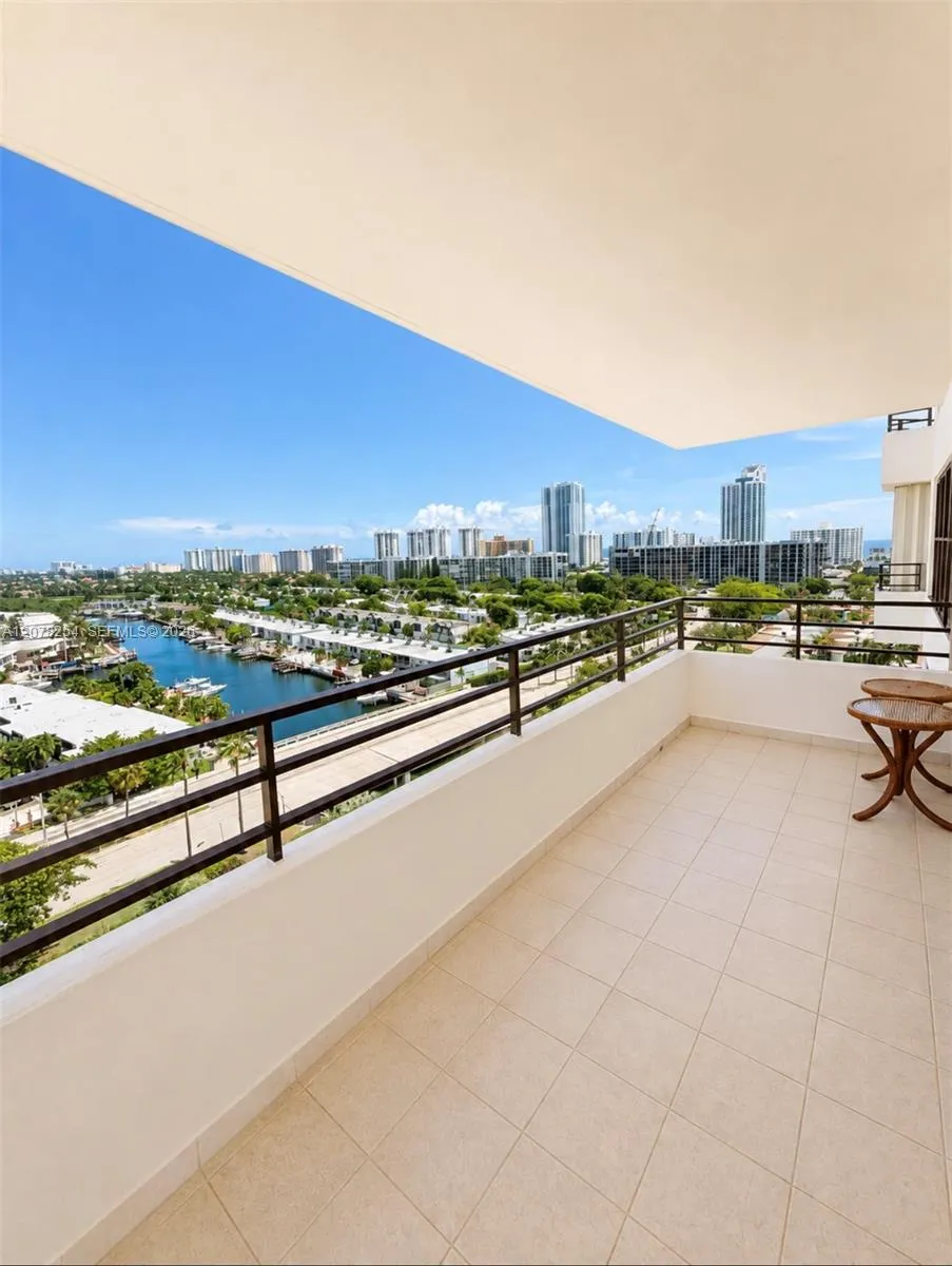 Foto de propiedad en 2500 Parkview Drive 1207, Hallandale Beach, FL 33009 Hallandale Beach con MLS# 
