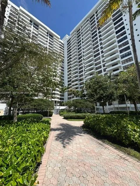 Foto de propiedad en 2500 Parkview Drive 1210, Hallandale Beach, FL 33009 Hallandale Beach con MLS# 