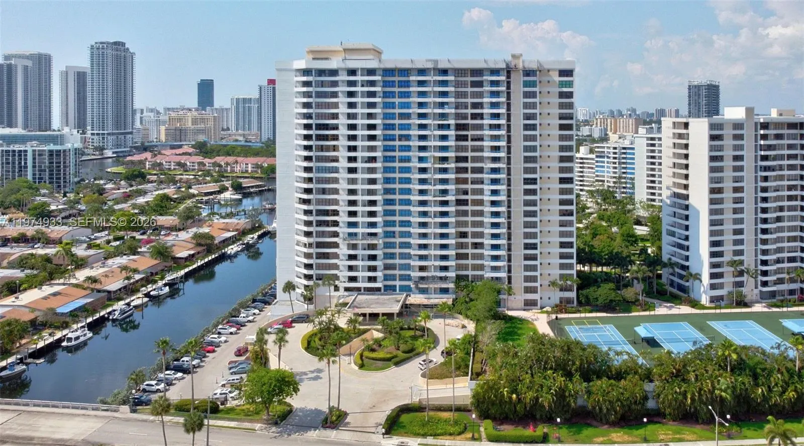 Foto de propiedad en 2500 Parkview Drive 1914, Hallandale Beach, FL 33009 Hallandale Beach con MLS# 