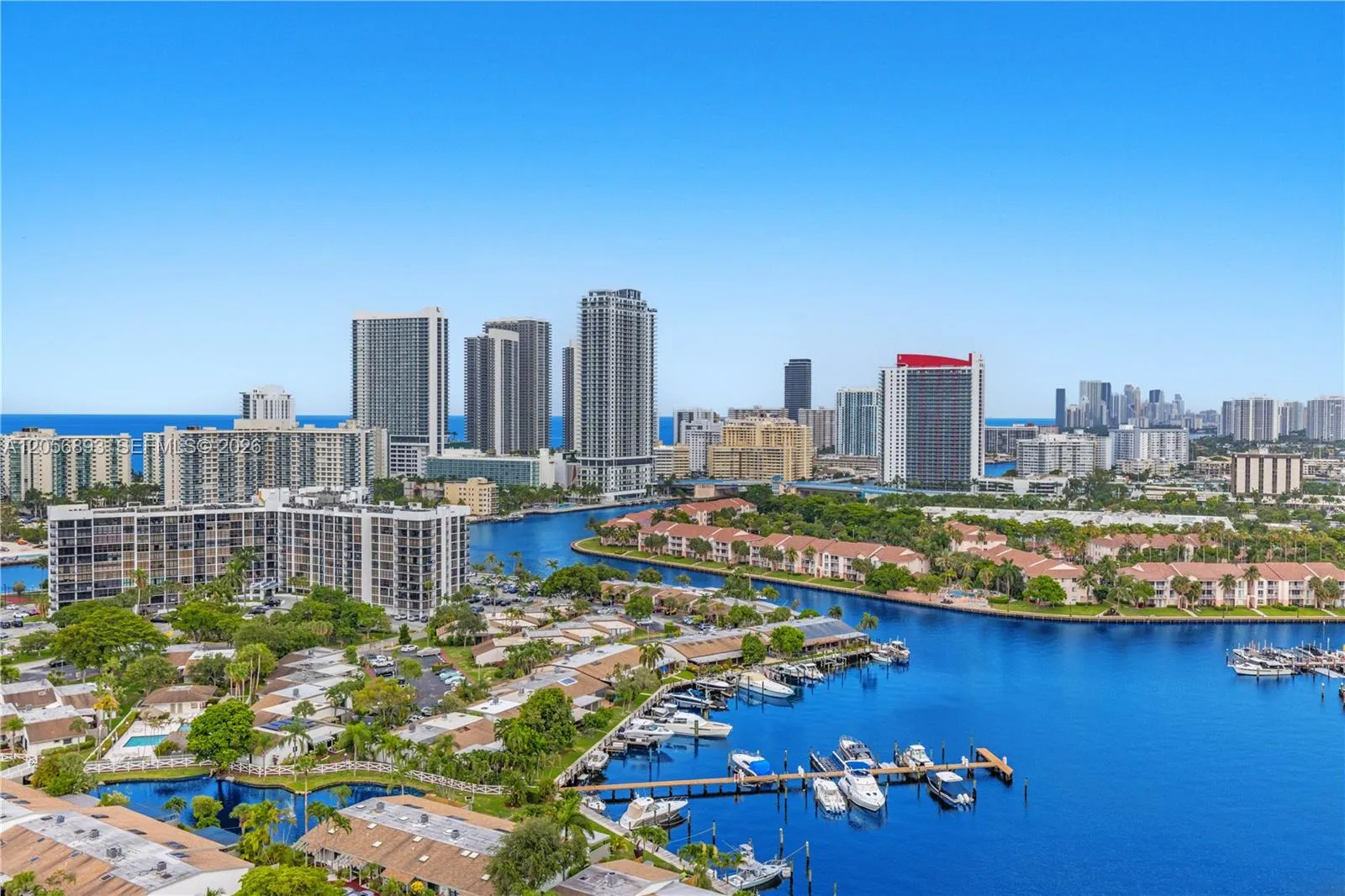 Foto de propiedad en 2500 Parkview Drive 2405, Hallandale Beach, FL 33009 Hallandale Beach con MLS#