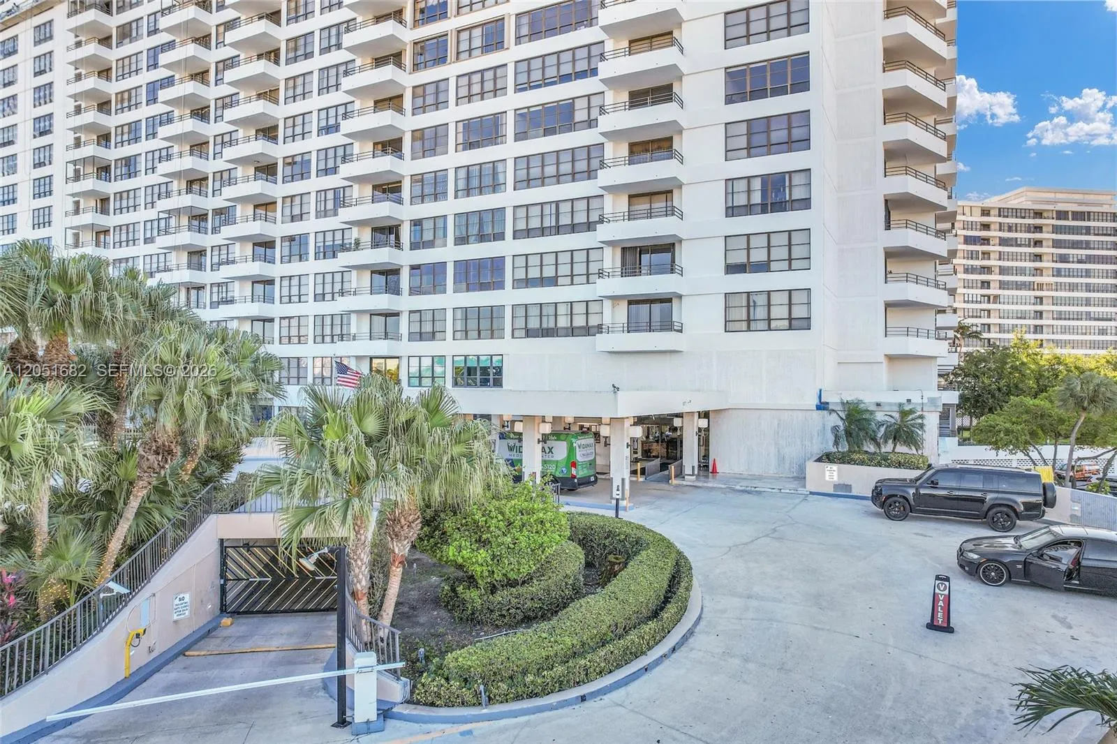 Foto de propiedad en 2500 Parkview Drive 2411, Hallandale Beach, FL 33009 Hallandale Beach con MLS# 