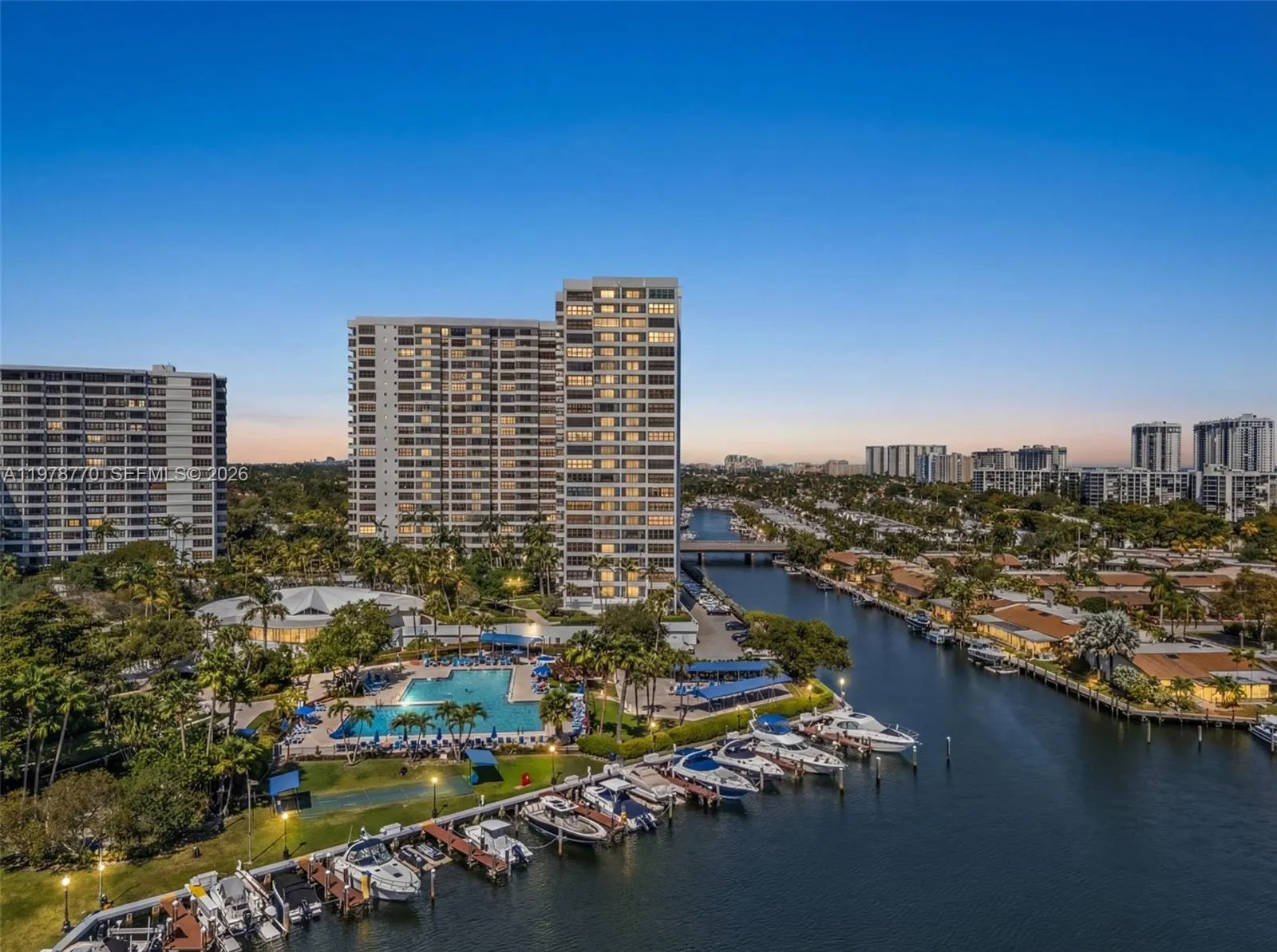 Foto de propiedad en 2500 Parkview Drive 902, Hallandale Beach, FL 33009 Hallandale Beach con MLS# 