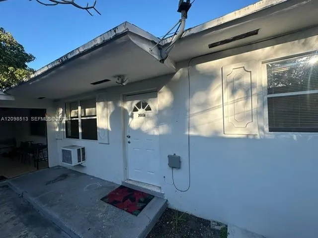 En Renta 2501 NE 184th Terrace 2503, North Miami Beach, FL 33160, North Miami Beach, FL 33160