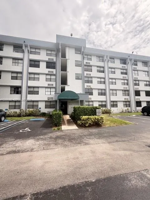 Foto de propiedad en 2501 Riverside Drive 114-A, Coral Springs, FL 33065 Coral Springs con MLS# 