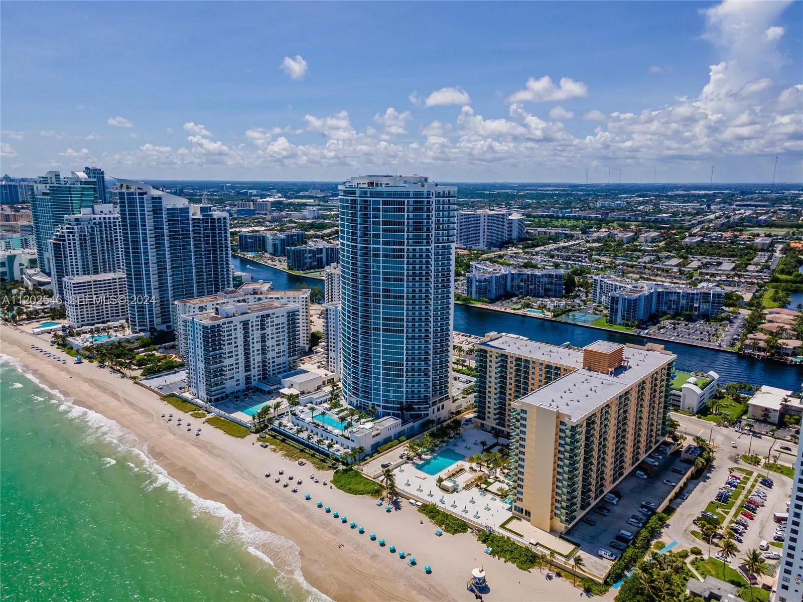 Foto de propiedad en 2501 S Ocean Drive PH28 (AVAILABLE JULY), Hollywood, FL 33019 Hollywood con MLS# 