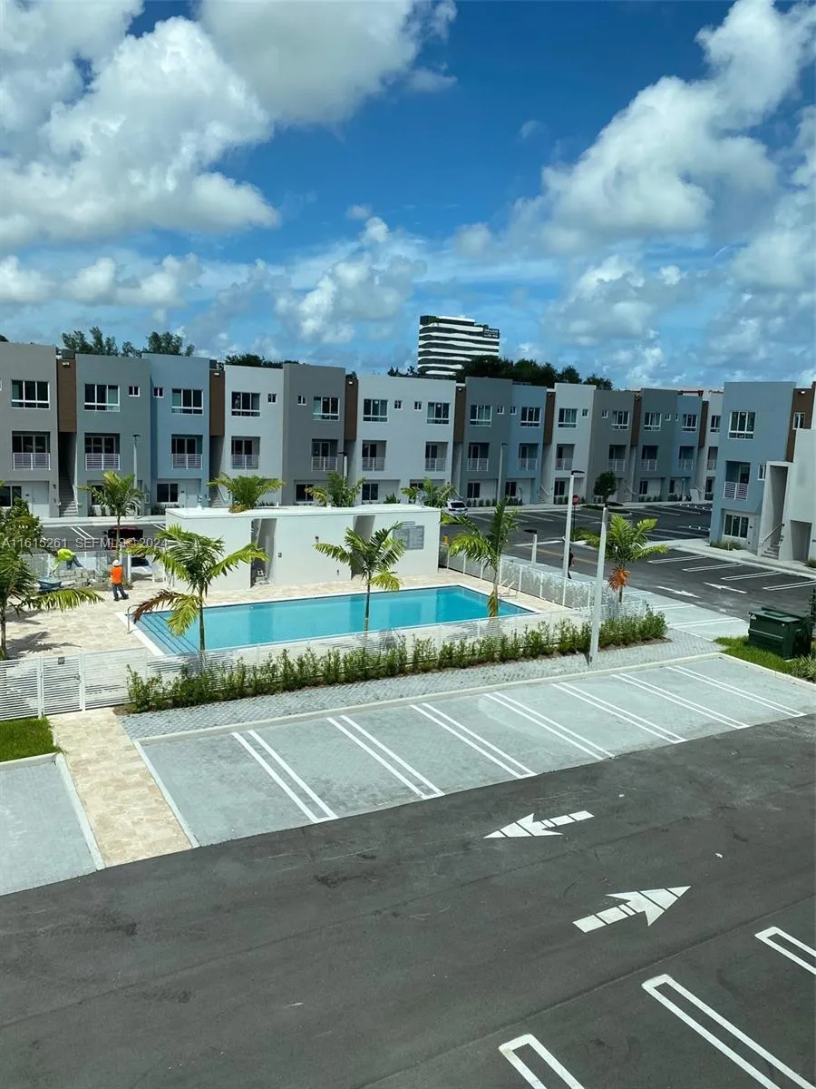 Foto de propiedad en 2505 NE 193rd Street 4207, Miami, FL 33180 Miami con MLS# 
