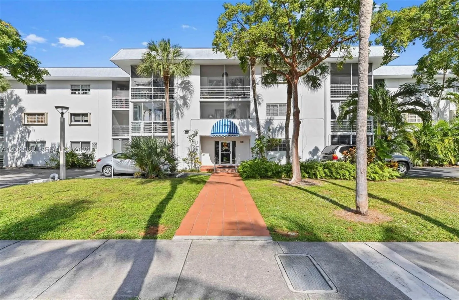 Foto de propiedad en 251 Galen Drive 302, Key Biscayne, FL 33149 Key Biscayne con MLS# 