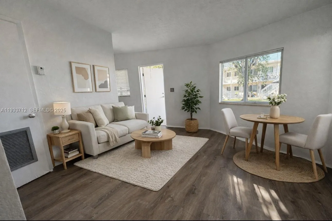 Foto de propiedad en 251 Hibiscus Drive 4, Miami Springs, FL 33166 Miami Springs con MLS# 