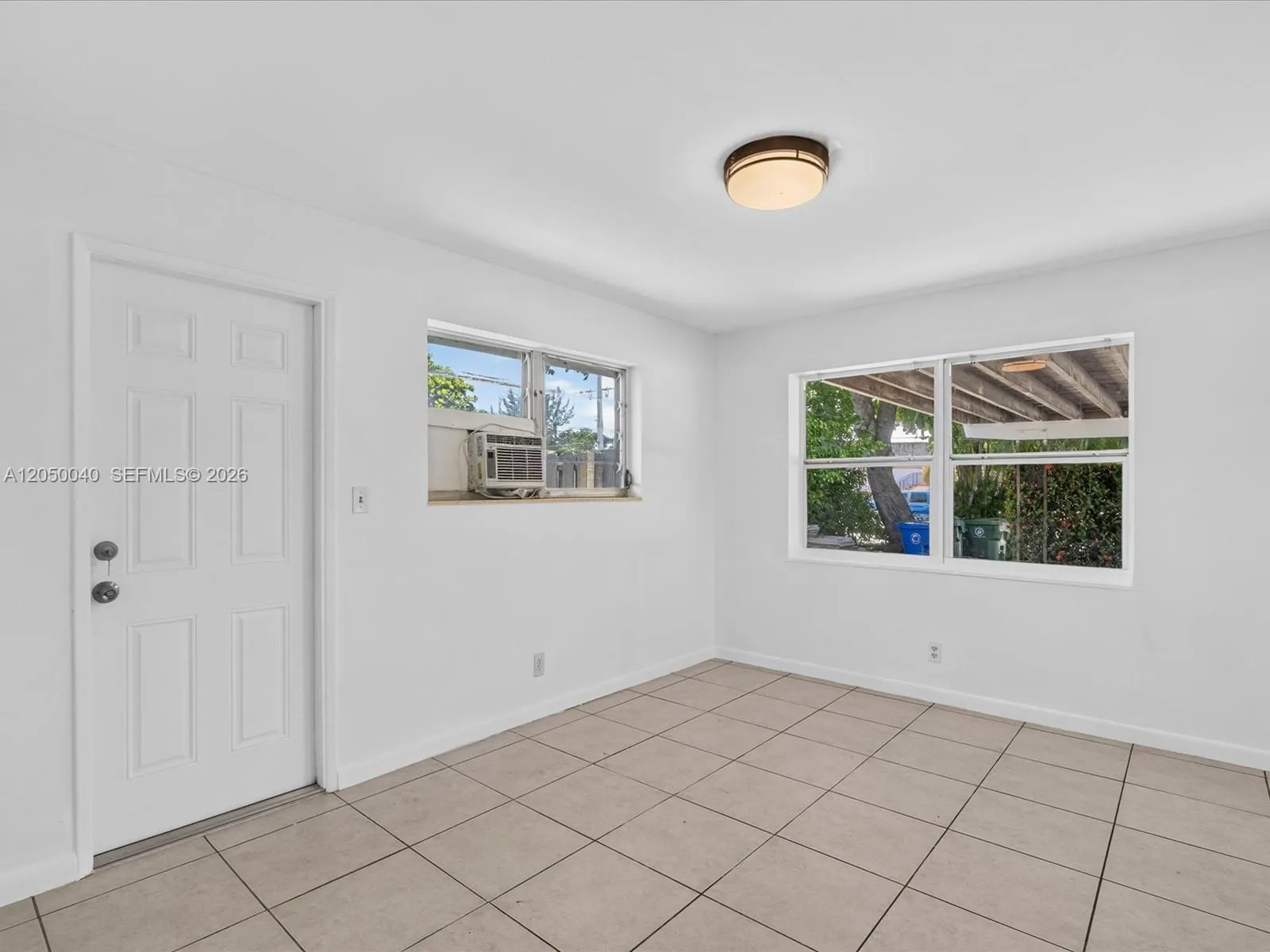 Foto de propiedad en 2513 NE 33rd Avenue 1-2, Fort Lauderdale, FL 33305 Fort Lauderdale con MLS# 