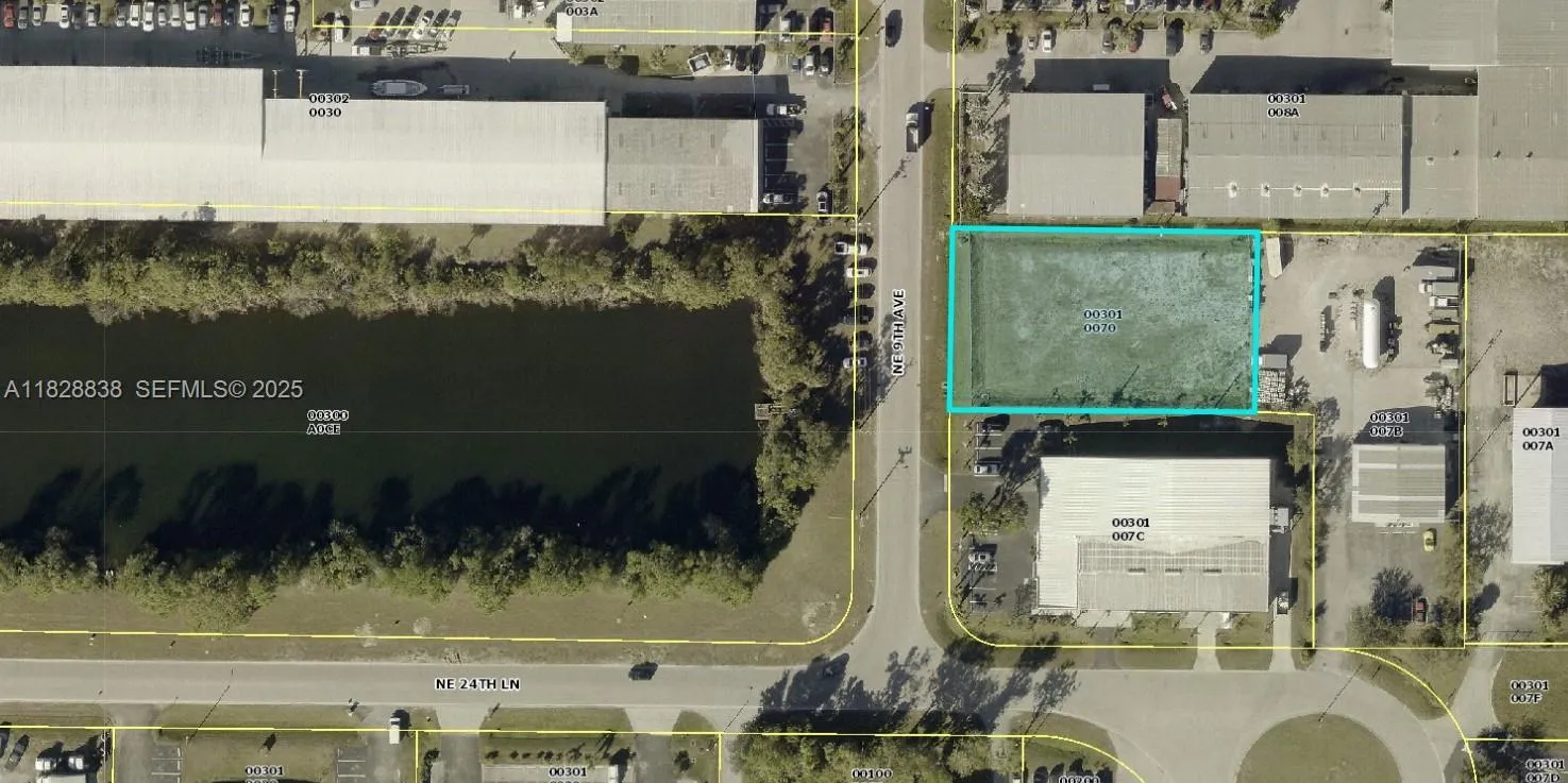Foto de propiedad en 2513 NE 9th Avenue, Cape Coral, FL 33909 Cape Coral con MLS# 