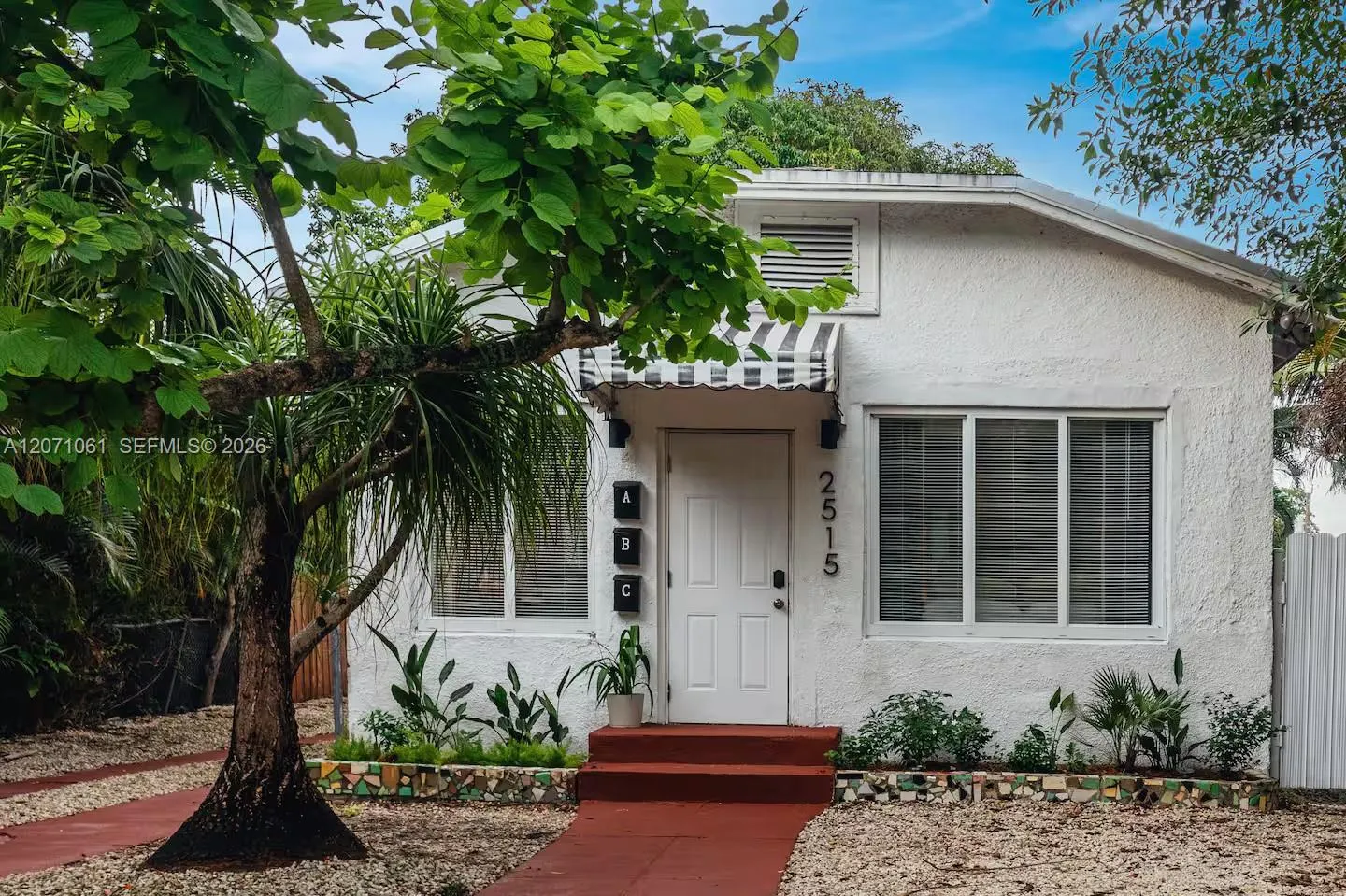 Foto de propiedad en 2515 NE 182nd Street, North Miami Beach, FL 33160 North Miami Beach con MLS# 