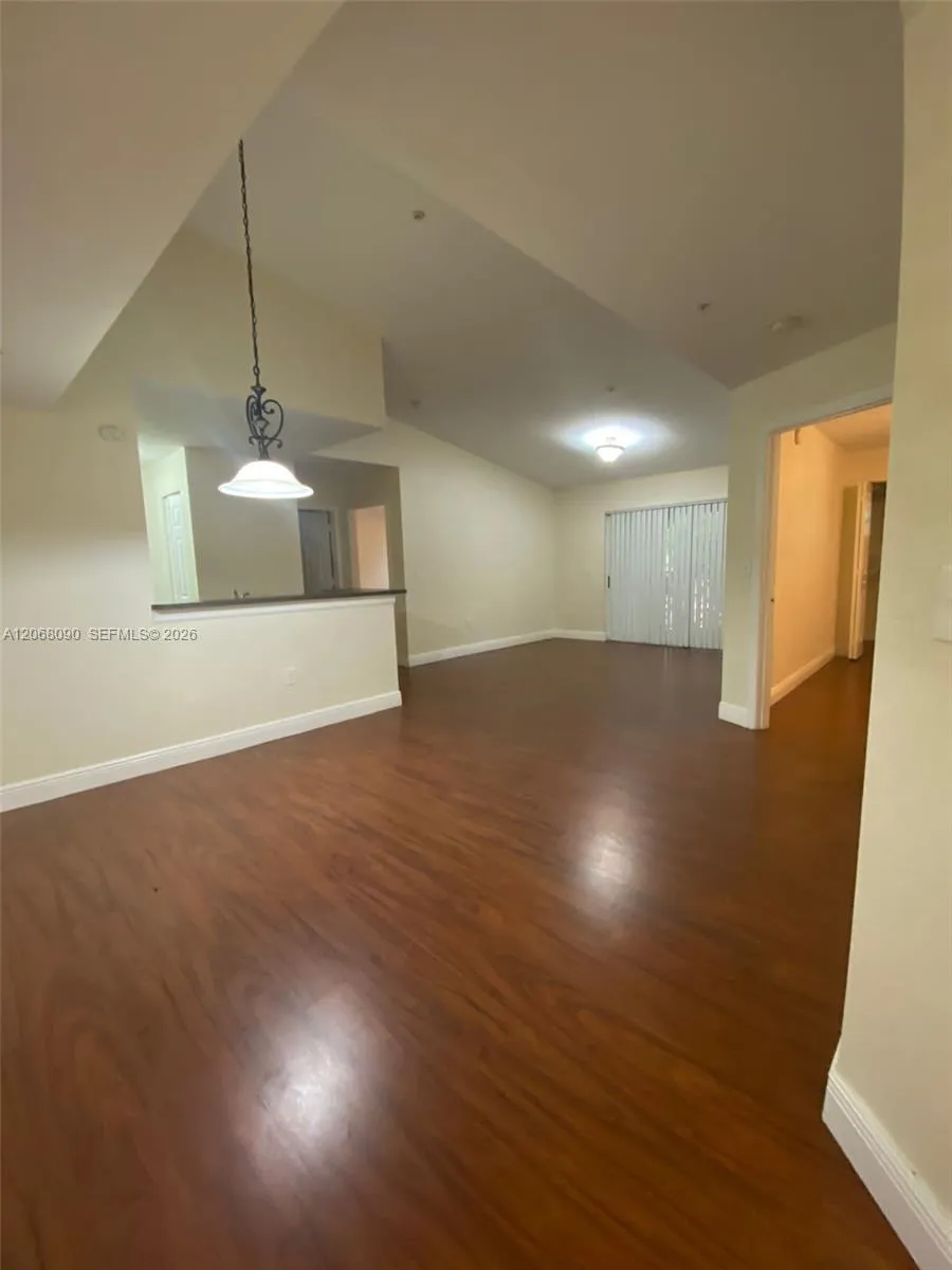 Foto de propiedad en 2520 Centergate Drive 303, Miramar, FL 33025 Miramar con MLS# 