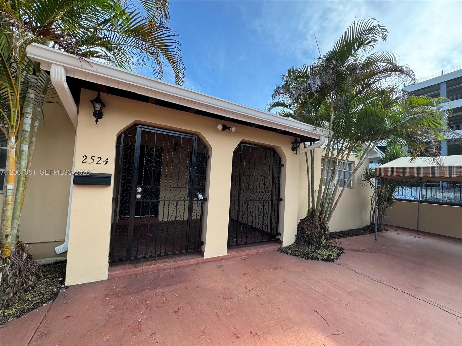 Foto de propiedad en 2524 SW 6th Street, Miami, FL 33135 Miami con MLS# 