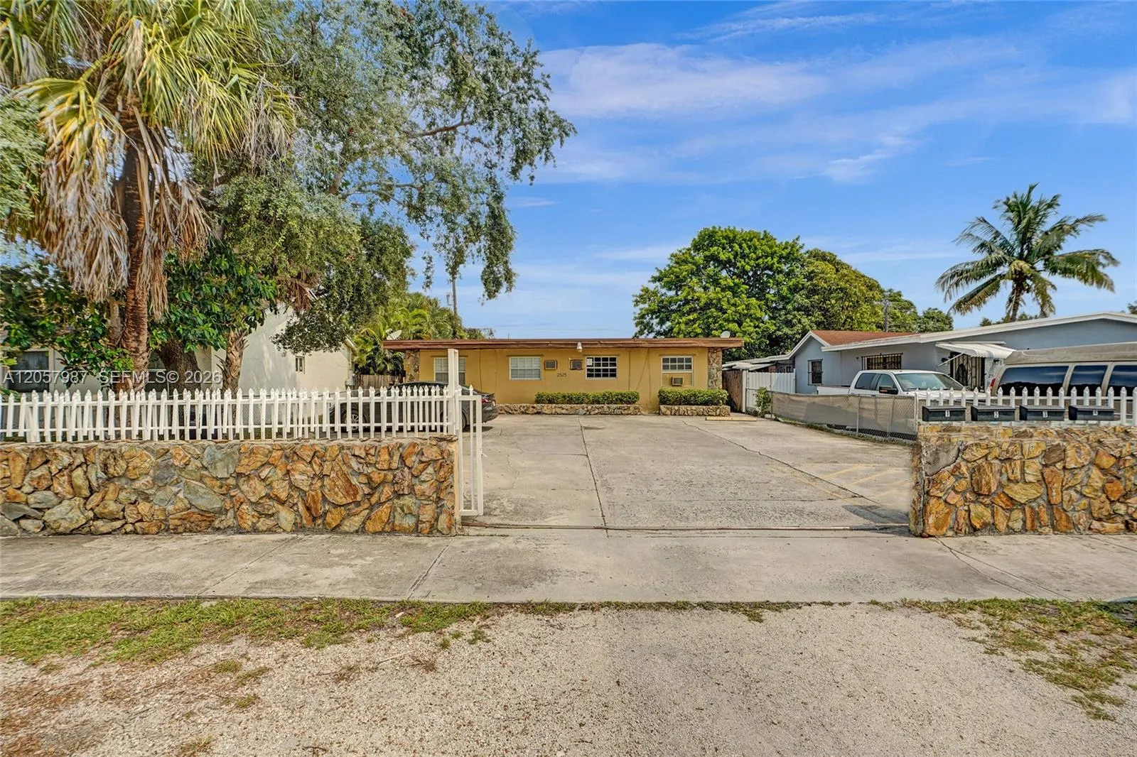 Foto de propiedad en 2525 Superior Street 4, Opa-Locka, FL 33054 Opa-Locka con MLS# 