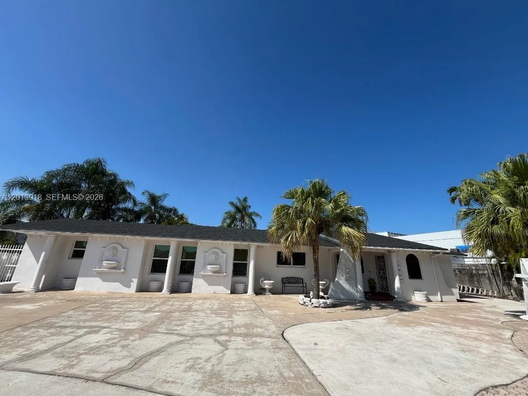 Foto de propiedad en 2525 SW 107th Court, Miami, FL 33165 Miami con MLS# 