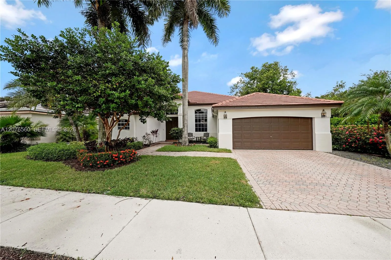 Foto de propiedad en 2527 Jardin Drive 2527, Weston, FL 33327 Weston con MLS# 