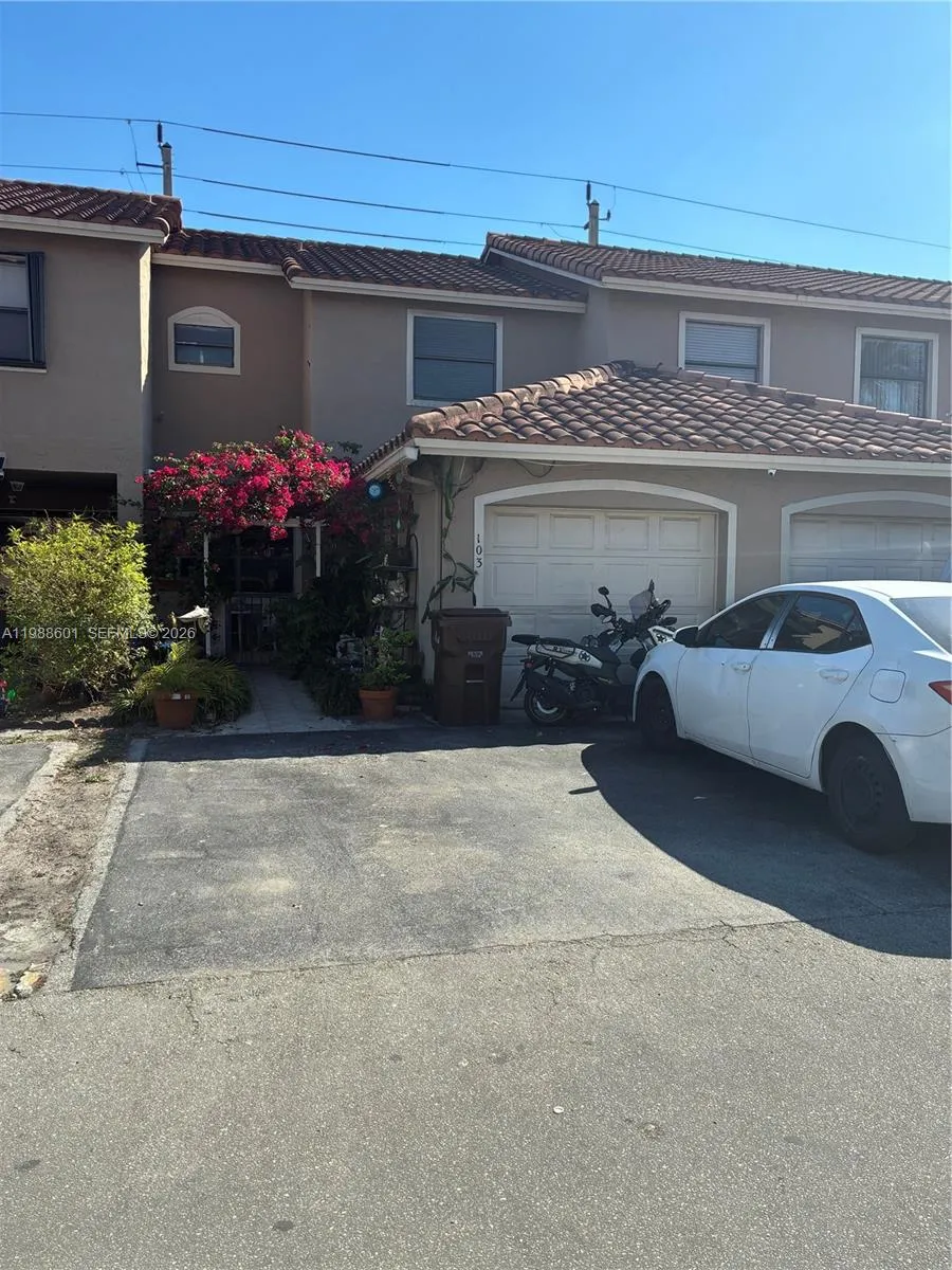 En Venta 2530 W 60th Place 103-17, Hialeah, FL 33016, Hialeah, FL 33016