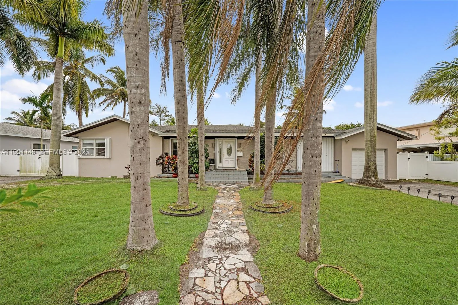 Foto de propiedad en 2534 Monroe Street, Hollywood, FL 33020 Hollywood con MLS# 