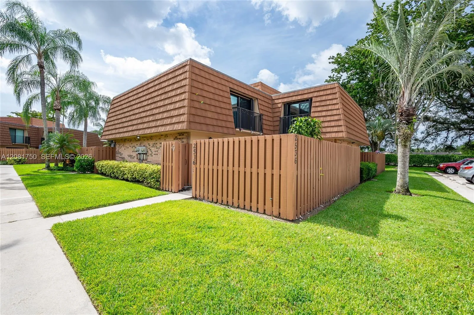 Foto de propiedad en 2536 Camelot Court 2536, Cooper City, FL 33026 Cooper City con MLS# 