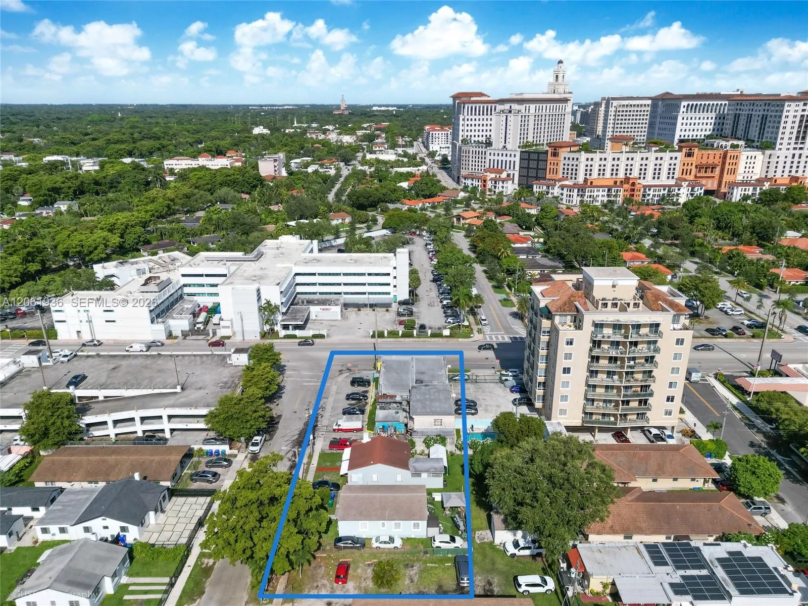 Foto de propiedad en 2537 SW 37th Avenue, Miami, FL 33133 Miami con MLS# 