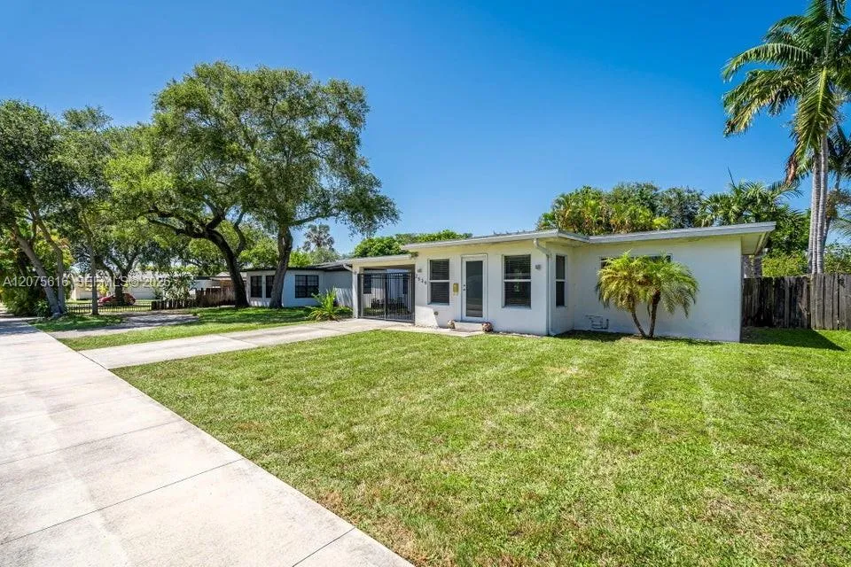 Foto de propiedad en 2539 Coolidge Street, Hollywood, FL 33020 Hollywood con MLS# 